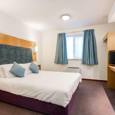 Comfort Inn Manchester North Мидлтон Экстерьер фото