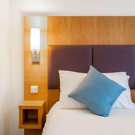 Comfort Inn Manchester North Мидлтон Экстерьер фото