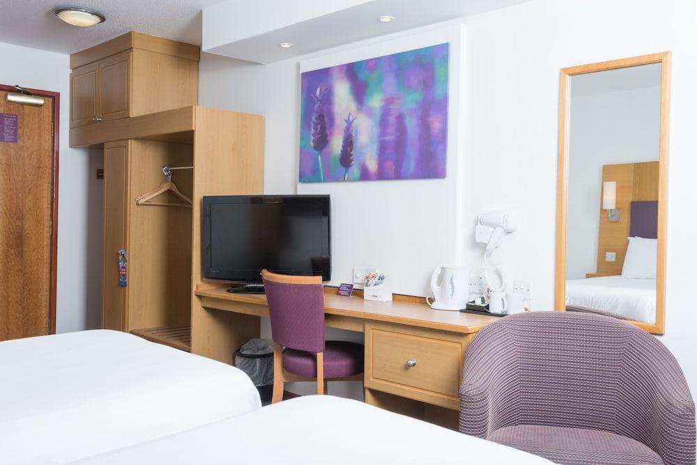 Comfort Inn Manchester North Мидлтон Экстерьер фото