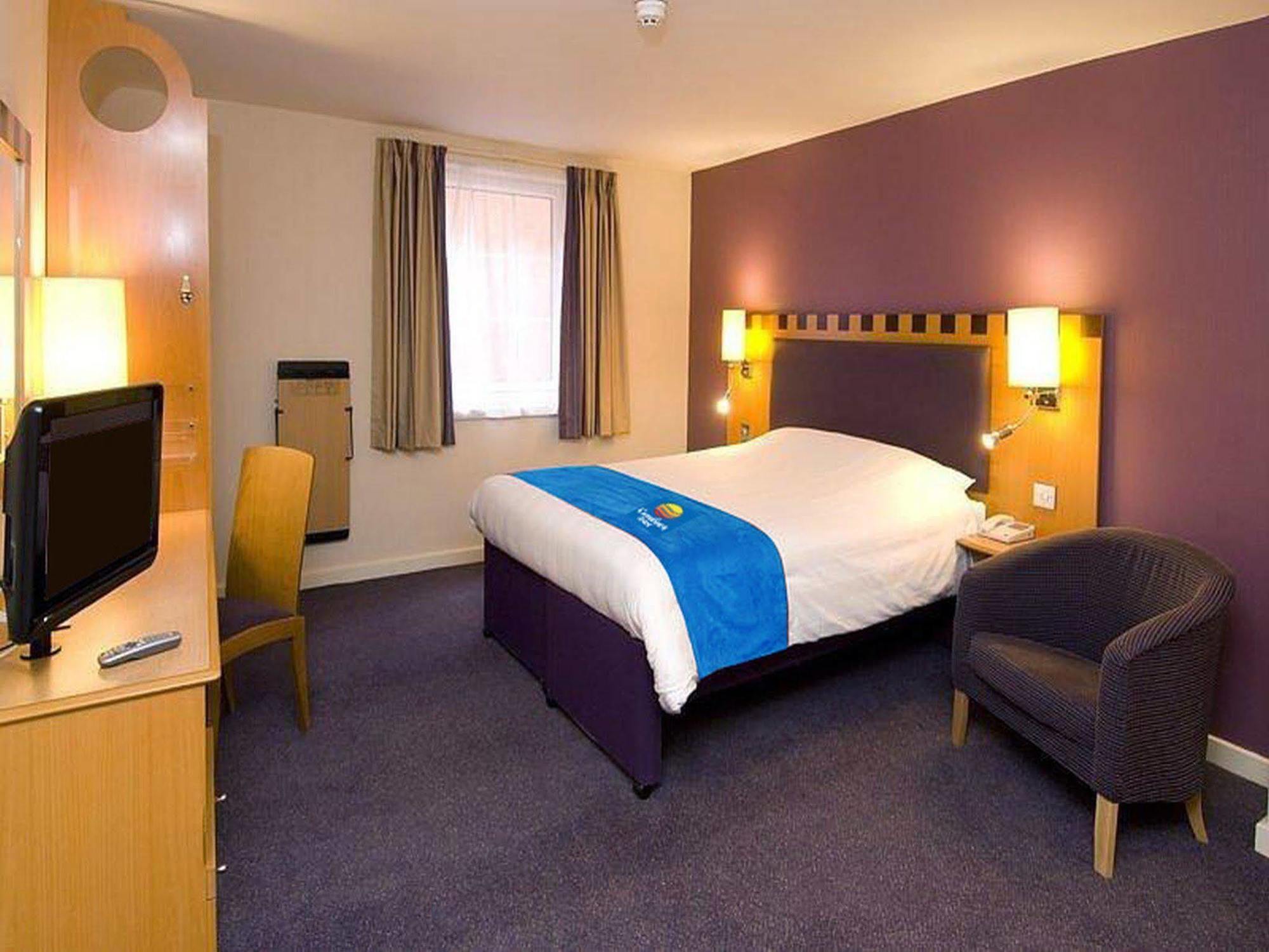 Comfort Inn Manchester North Мидлтон Экстерьер фото