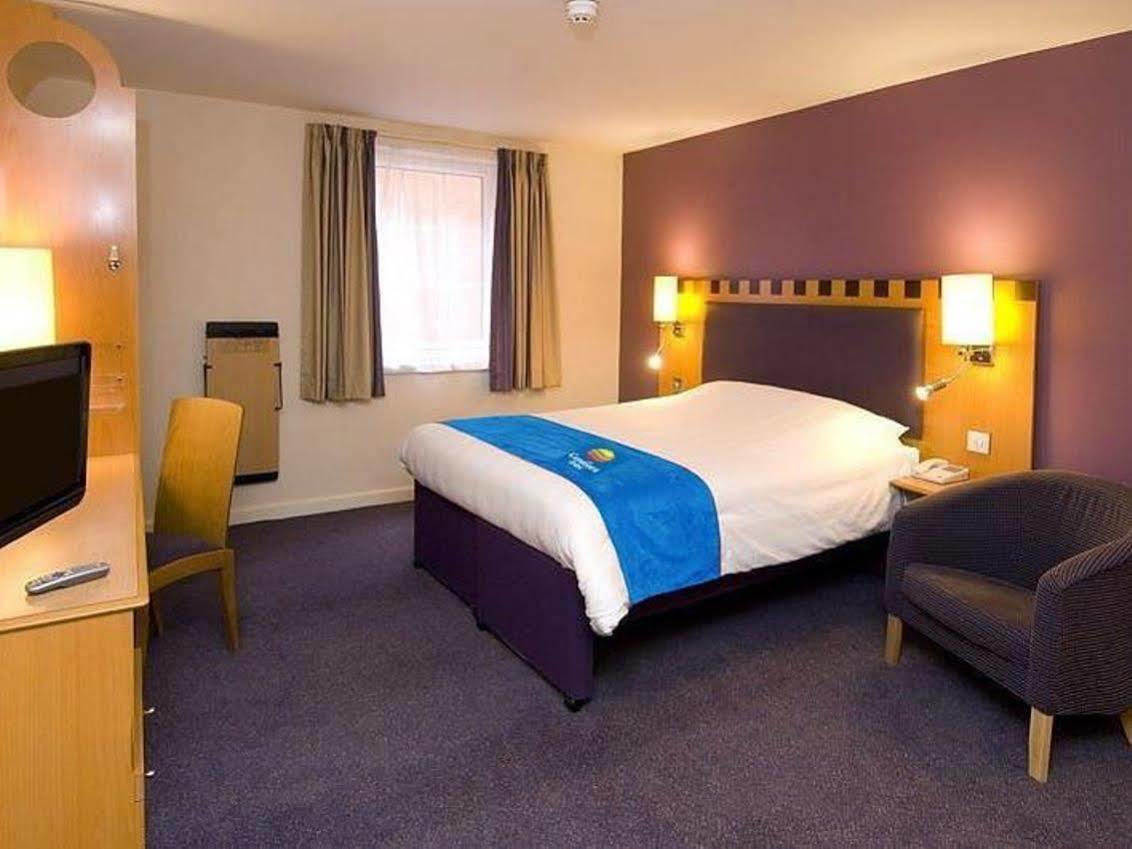 Comfort Inn Manchester North Мидлтон Экстерьер фото