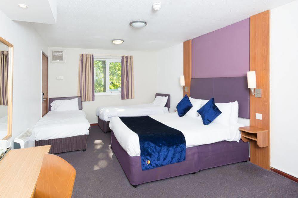 Comfort Inn Manchester North Мидлтон Экстерьер фото