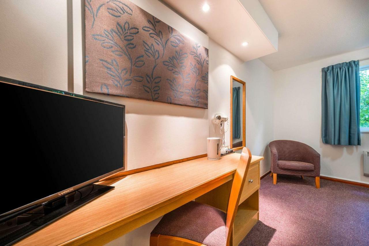 Comfort Inn Manchester North Мидлтон Экстерьер фото