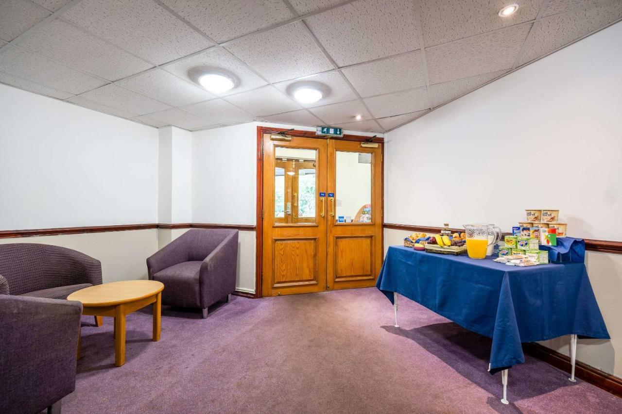 Comfort Inn Manchester North Мидлтон Экстерьер фото