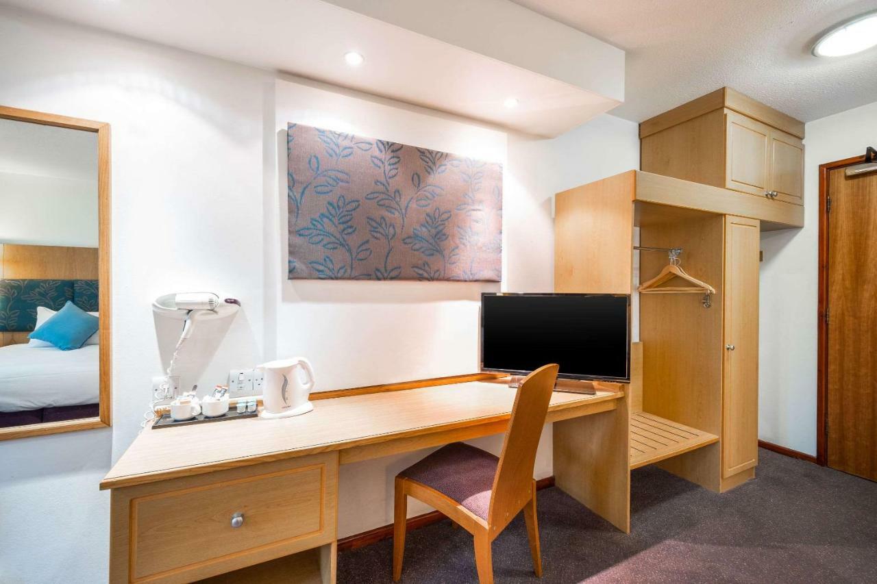 Comfort Inn Manchester North Мидлтон Экстерьер фото