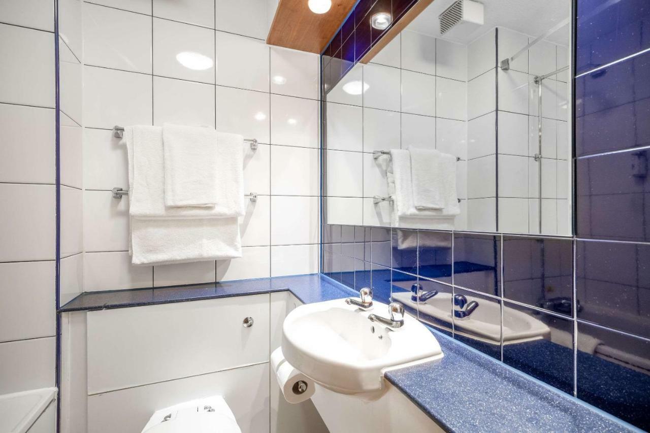 Comfort Inn Manchester North Мидлтон Экстерьер фото