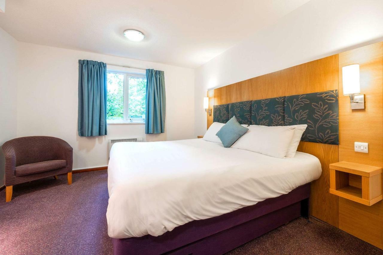 Comfort Inn Manchester North Мидлтон Экстерьер фото