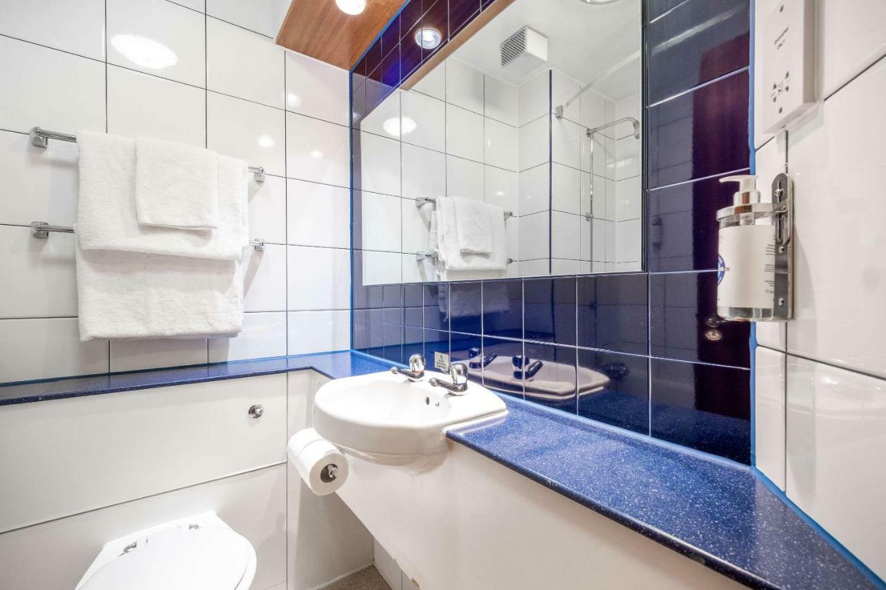 Comfort Inn Manchester North Мидлтон Экстерьер фото